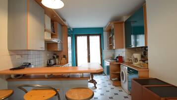 Refrigerador, horno, parrilla de estufa y cafetera y tetera