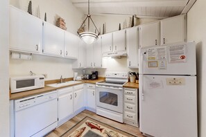 雪櫃、微波爐、焗爐、爐具