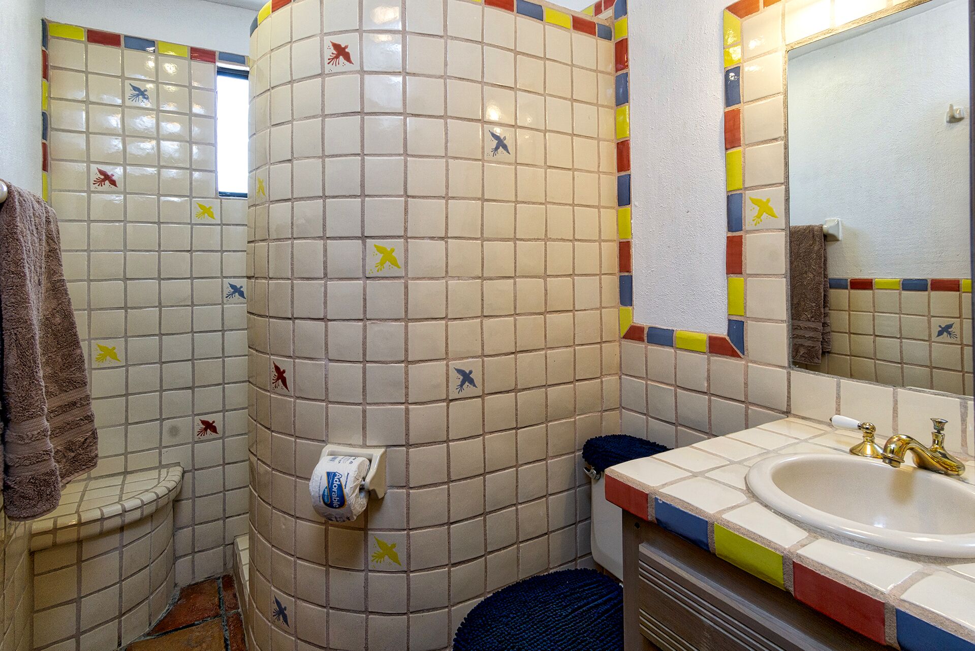 Ein Badezimmer mit Toilette, Waschbecken und Duschbereich.