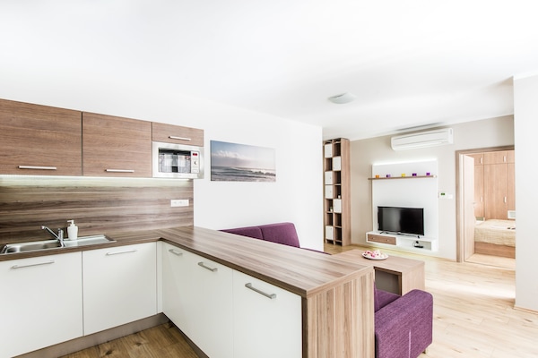Comfort Apartment | Desk, soundproofing, iron/ironing board, free cots/infant beds