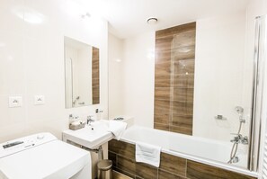 Secador de pelo, toallas, jabón, shampoo