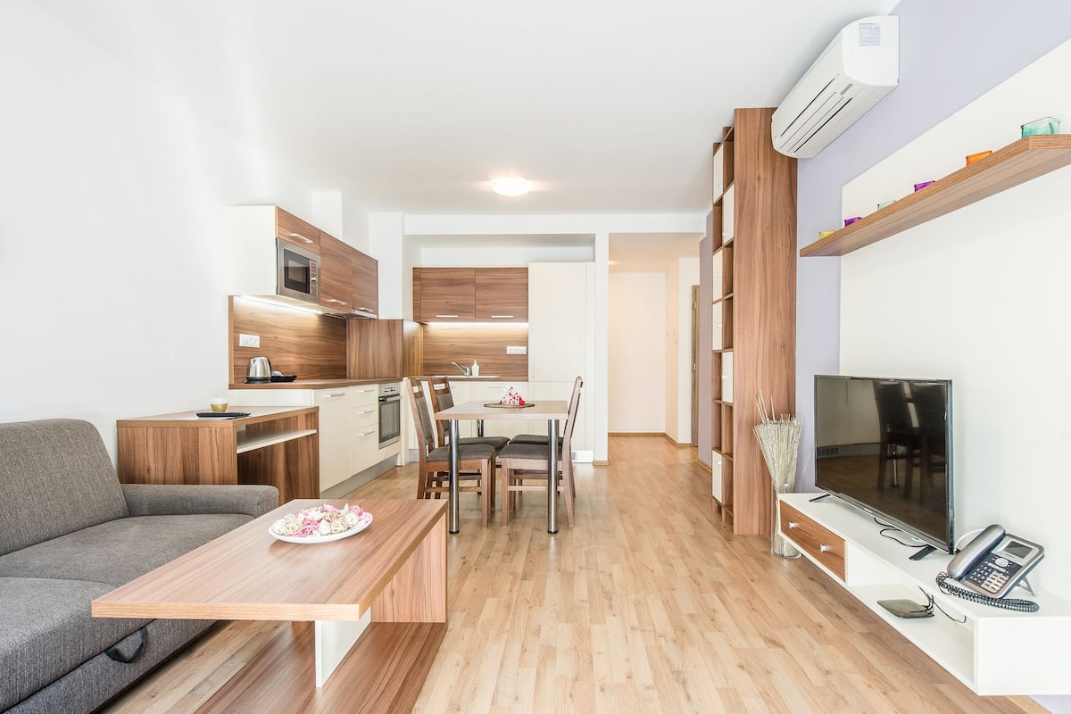 deluxe apartment | desk, soundproofing, iron/ironing board, free cots/infant beds