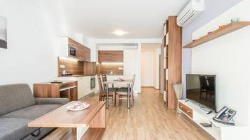 Deluxe Apartment | 2 bedrooms, desk, soundproofing, iron/ironing board