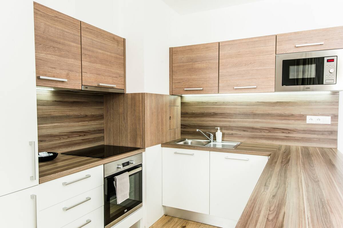 comfort apartment | private kitchen | full-sized fridge, microwave, oven, stovetop