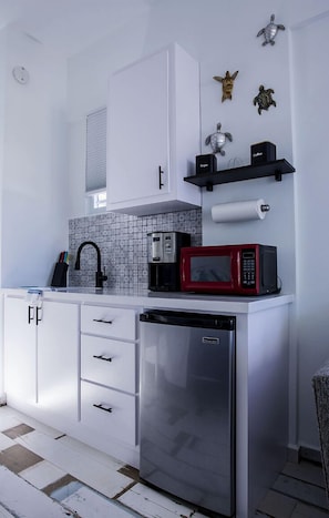 Kühlschrank, Mikrowelle, Herdplatte, Wasserkocher mit Kaffee-/Teezubehör