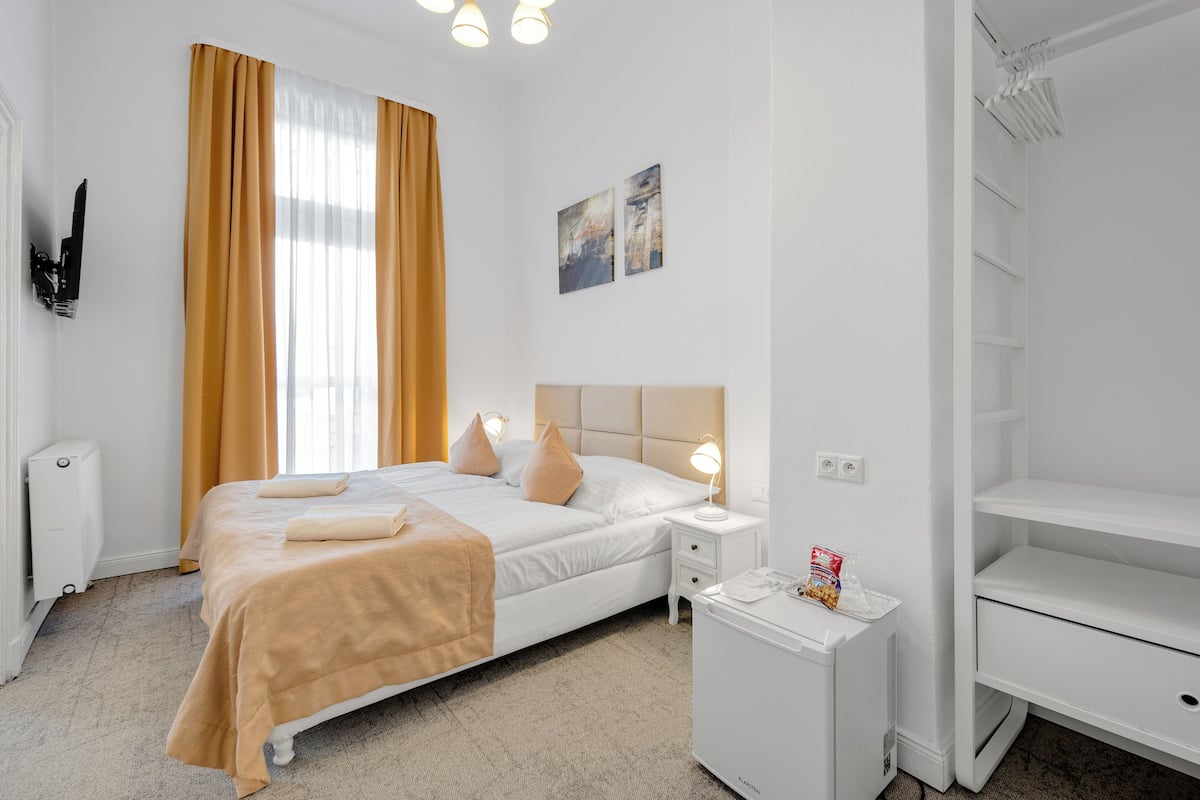 Triple Room with balcony | โต๊ะทำงาน, พื้นที่ทำงานแบบใช้แล็ปท็อป, ผ้าม่านกันแสง, เตารีด/โต๊ะรีดผ้า