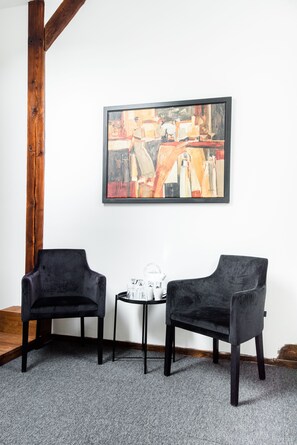 Bureau, espace de travail pour ordinateur portable, rideaux occultants