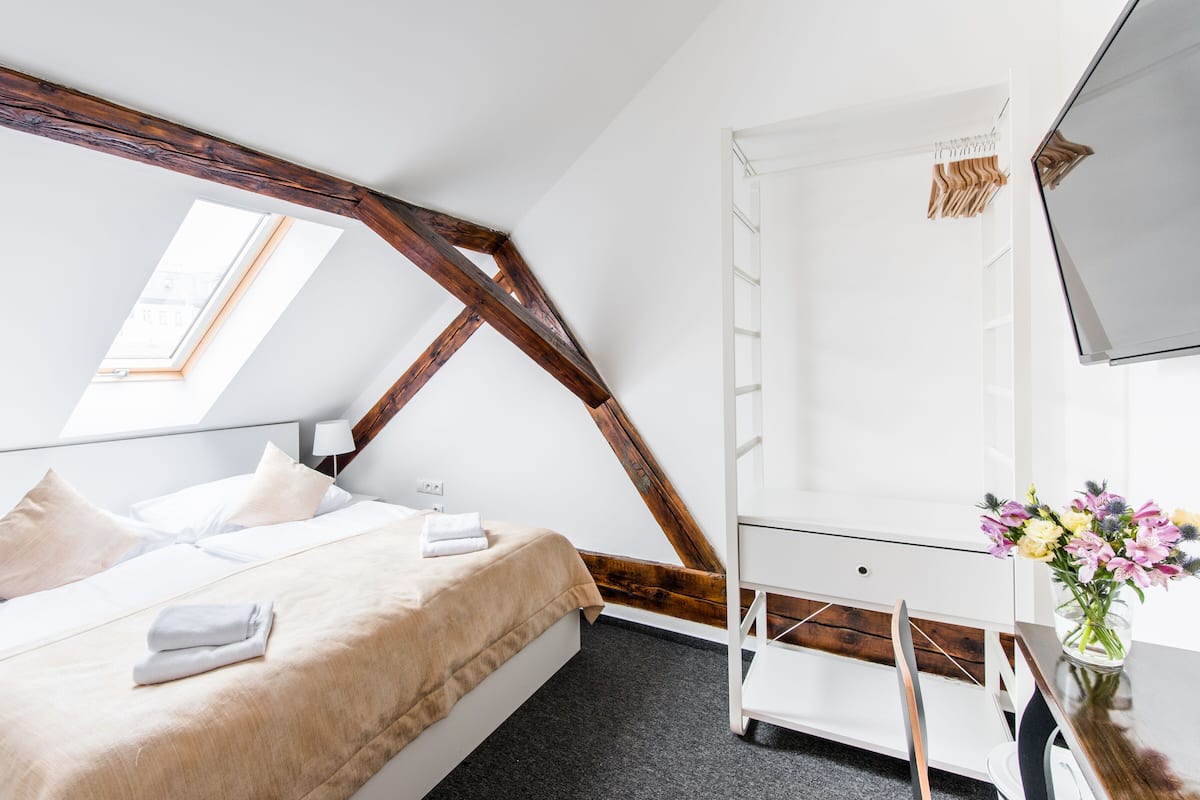 Grand kamer, 2 slaapkamers, privébadkamer | Een bureau, een laptopwerkplek, verduisterende gordijnen