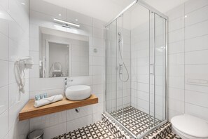Een douche, gratis toiletartikelen, een haardroger, handdoeken