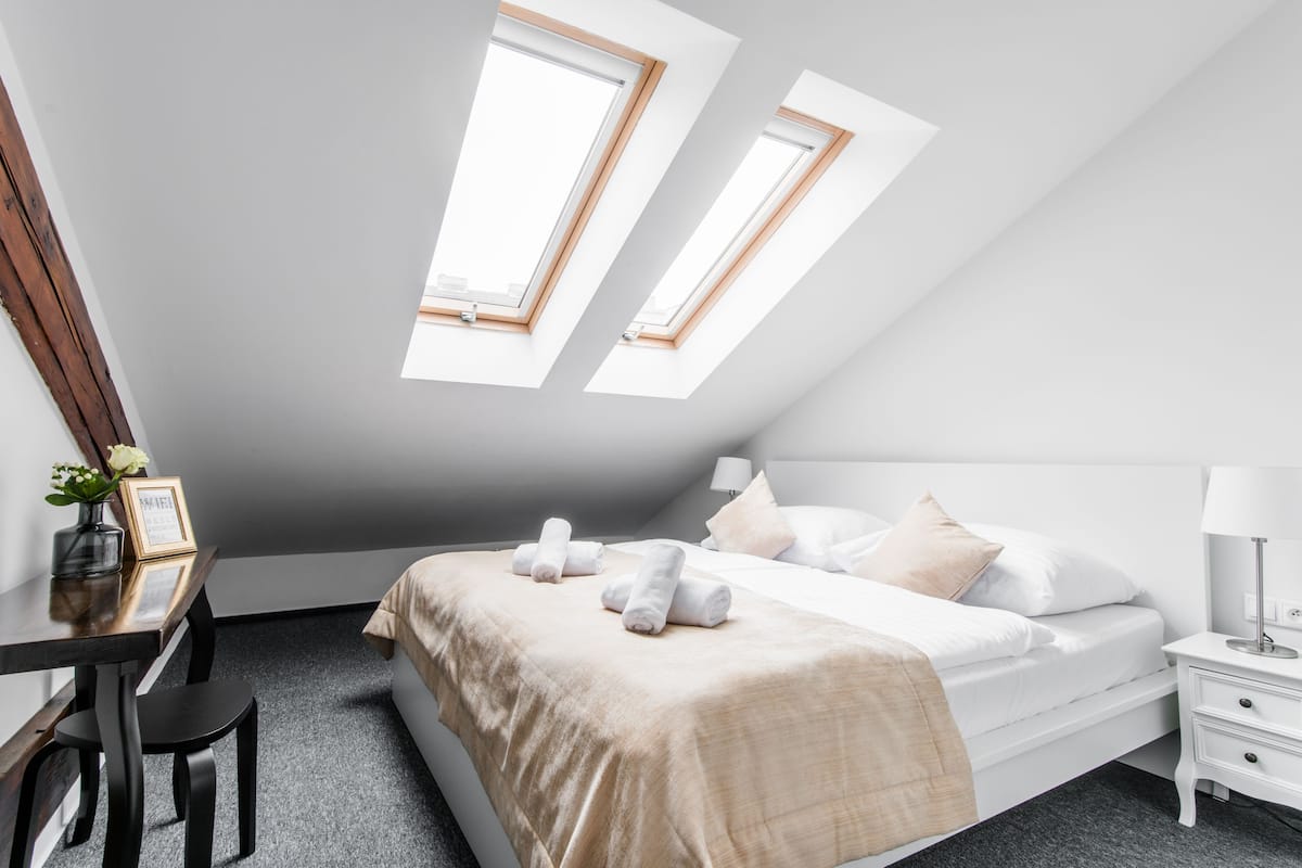 Economy tweepersoonskamer, 1 queensize bed, privébadkamer, op de hoek | Een bureau, een laptopwerkplek, verduisterende gordijnen