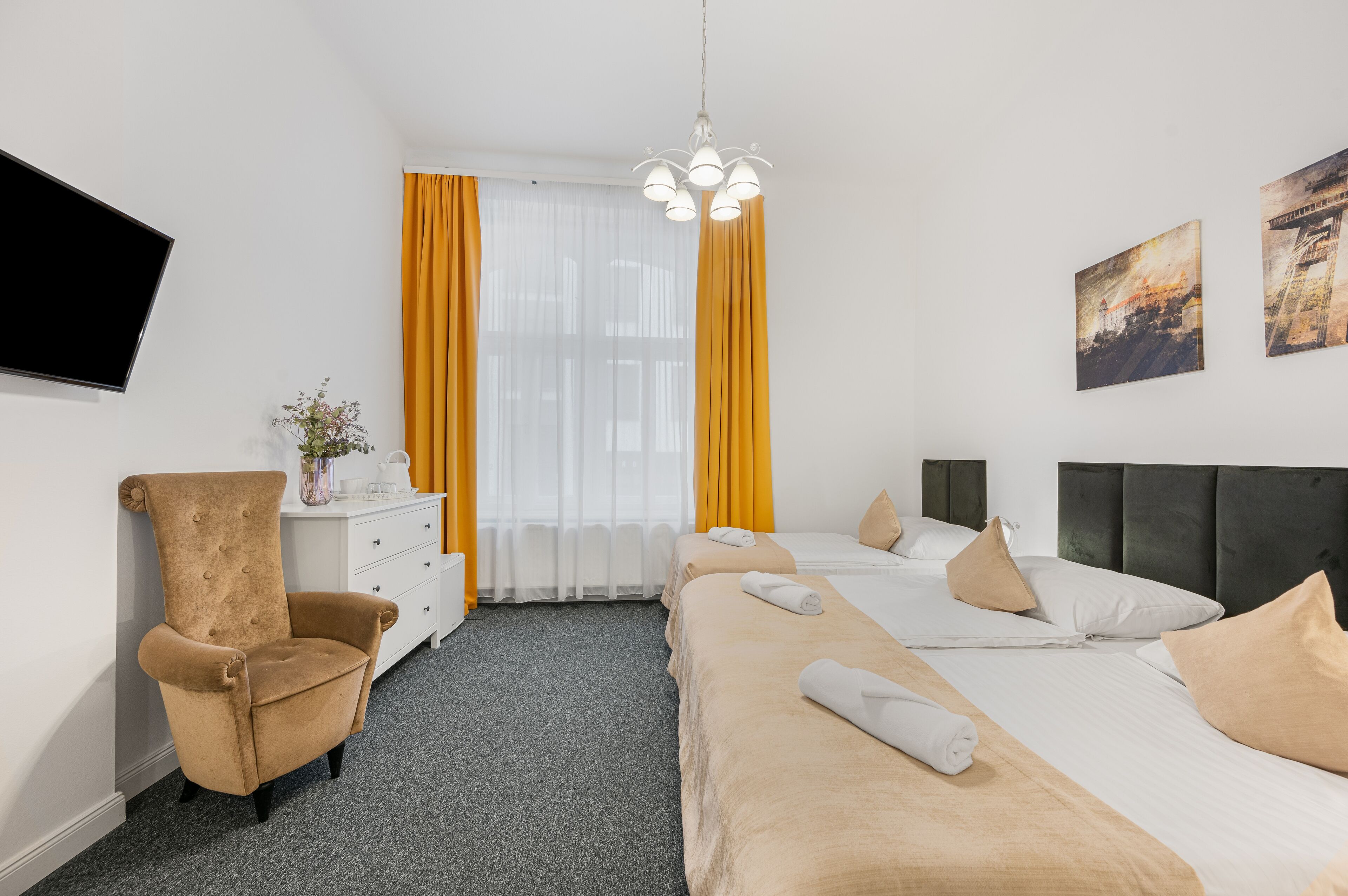 Habitación triple estándar, 1 habitación, baño privado, entresuelo | Escritorio, espacio para trabajar con un portátil, cortinas opacas