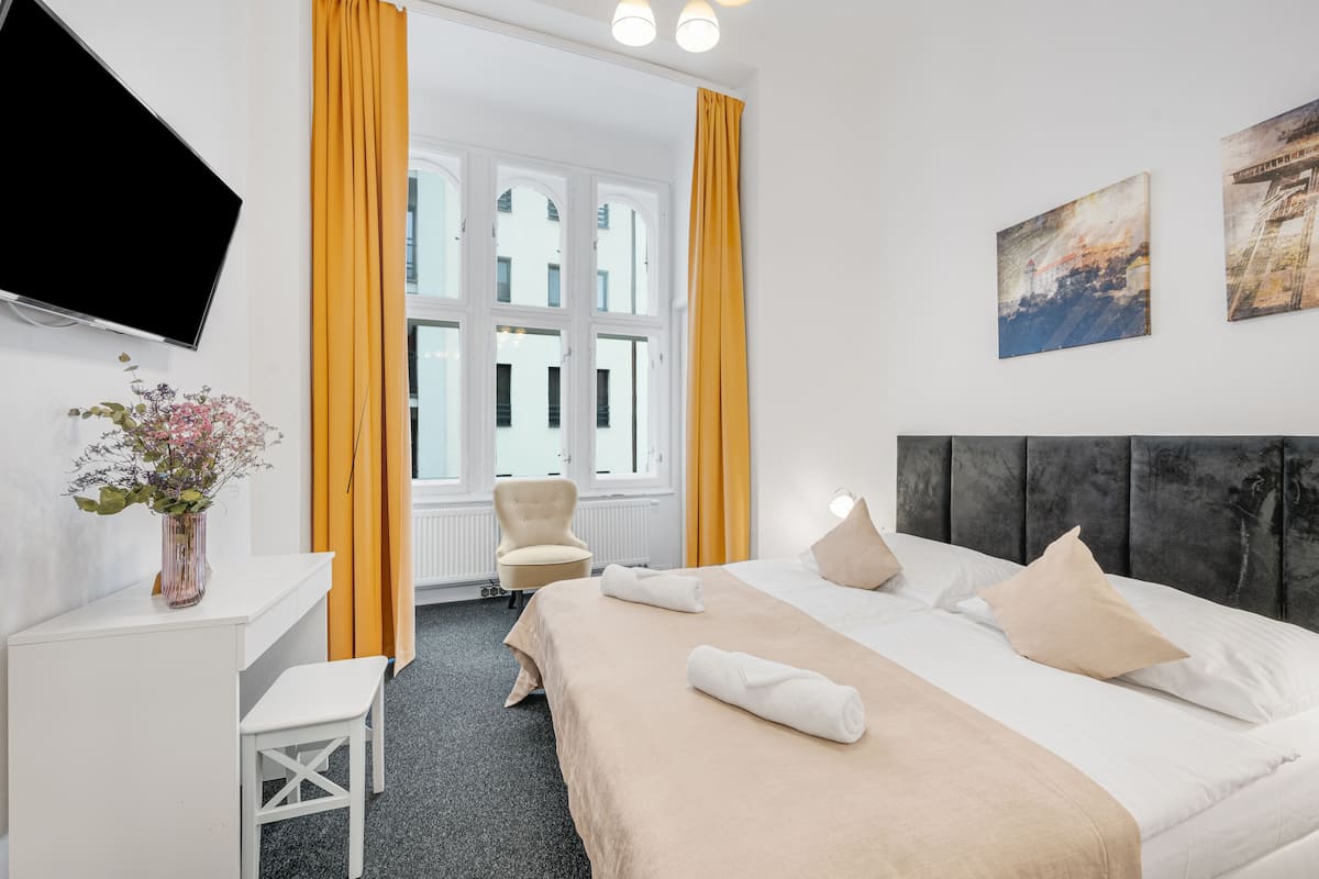 Standaard tweepersoonskamer, 1 queensize bed, privébadkamer | Een bureau, een laptopwerkplek, verduisterende gordijnen