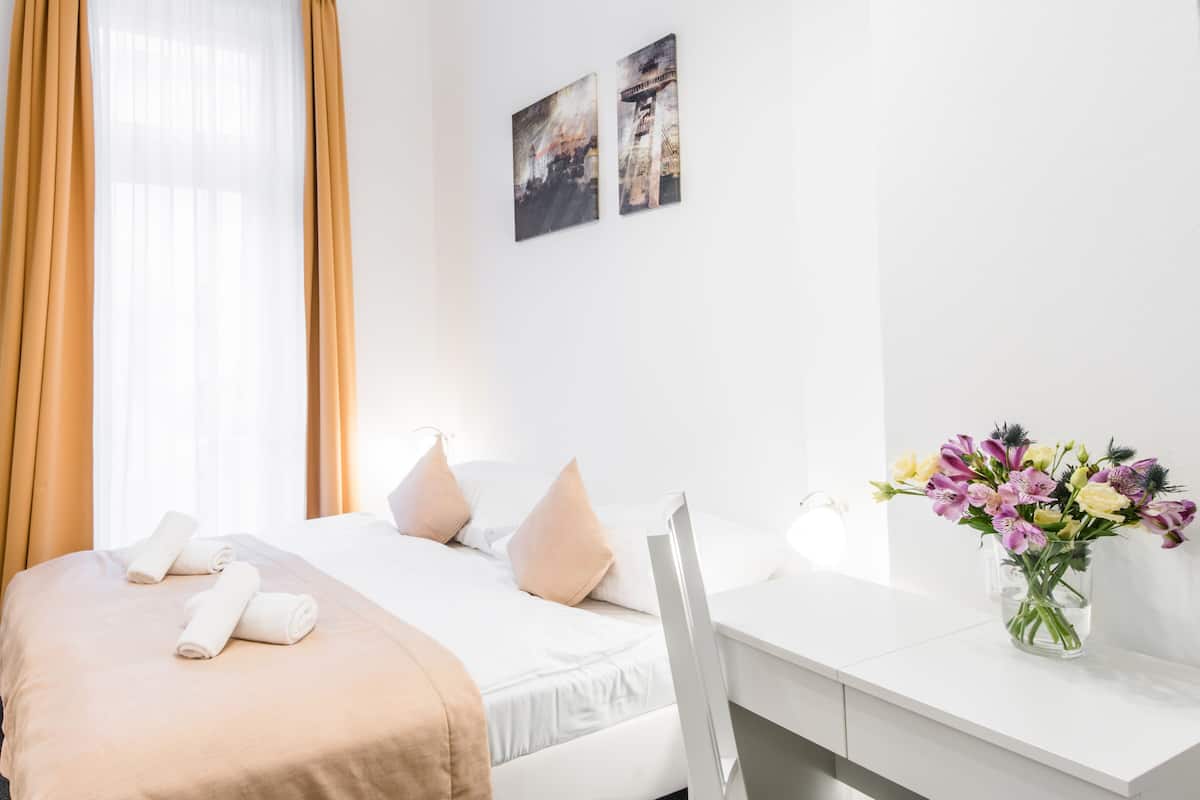 Triple Room with balcony | Een bureau, een laptopwerkplek, verduisterende gordijnen