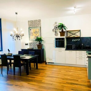 Deluxe Studio Suite | Private kitchen | Full-size fridge, microwave, oven, stovetop - High Level Apartments (Mannheim)
