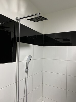 Deluxe Studio Suite | Bathroom | Shower, rainfall showerhead, designer toiletries, hair dryer - High Level Apartments (Mannheim)