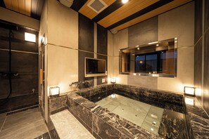 行政套房 | 浴室 | 独立的浴缸和淋浴、深泡浴缸、旋水按摩花洒、免费洗浴用品