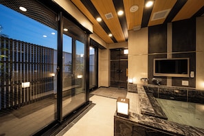 Suite Eksekutif | Kamar mandi | Bathtub dan shower terpisah, bathtub besar, dan shower pijat air