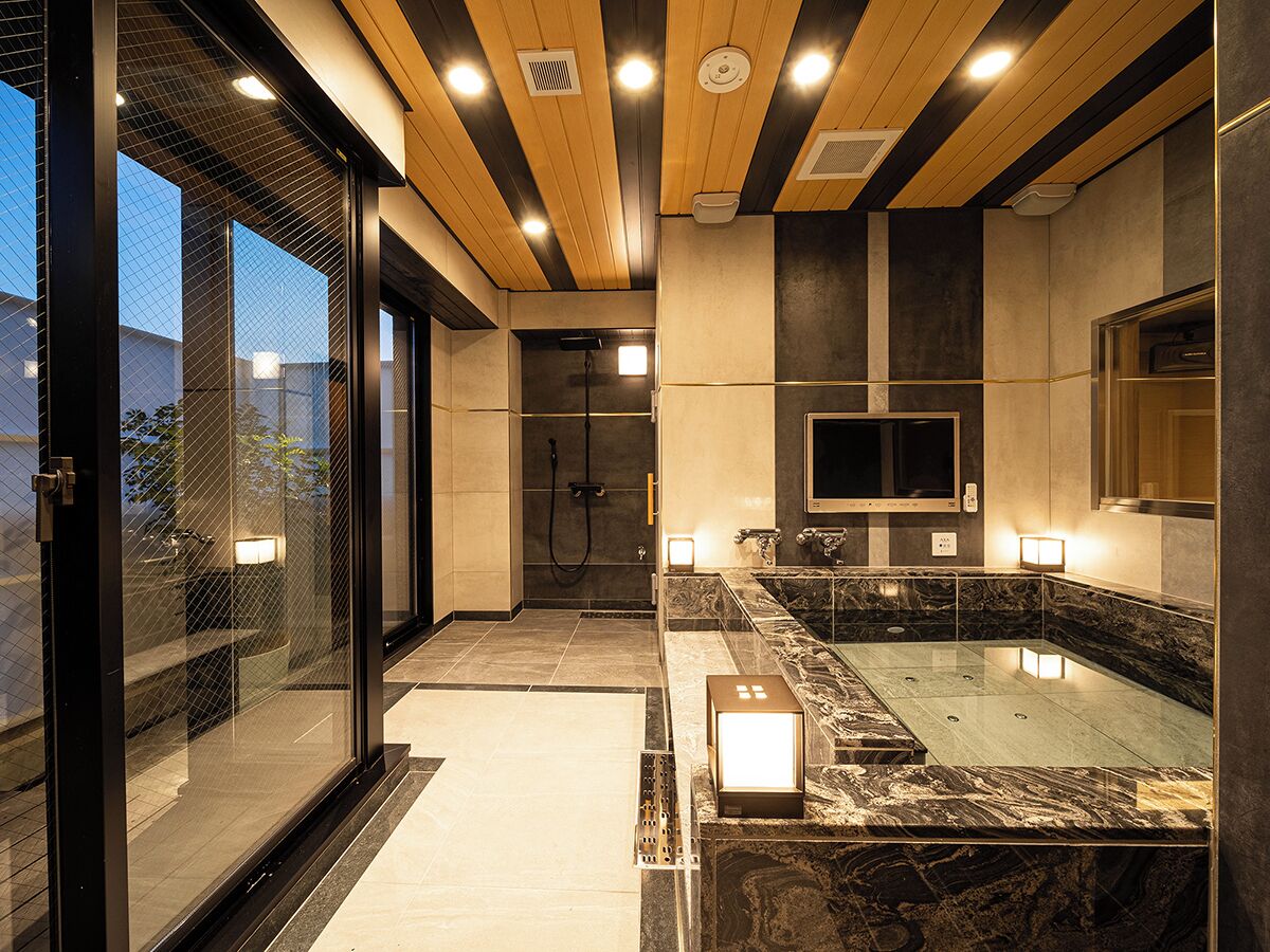 Executive Suite | Bathroom | Separate tub and shower, deep soaking tub, hydromassage showerhead