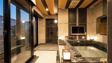 Suíte executiva | Banheiro | Banheira e chuveiro separados, banheira de imersão