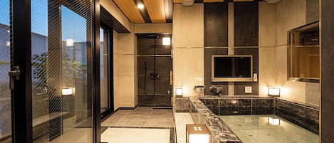 Svit Executive | Badrum | Badkar och dusch, djupt badkar och duschhuvud med massagefunktion