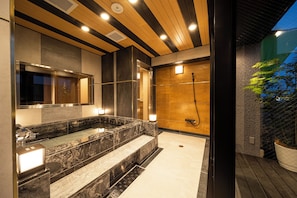 Suite Executive | Bagno | Vasca e doccia separate, vasca da bagno a immersione totale