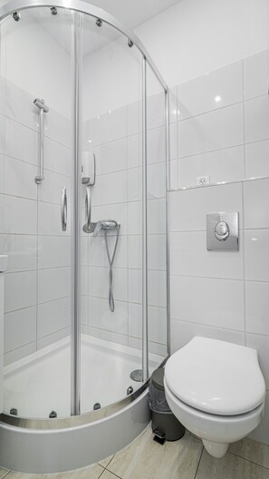 Apartment | Bathroom | Shower, towels, soap, toilet paper - Maya's Flats & Resorts - Długa (Gdansk)