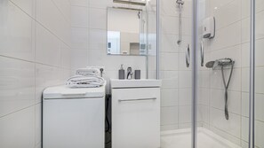Apartment | Badezimmer | Dusche, Handtücher, Seife, Toilettenpapier