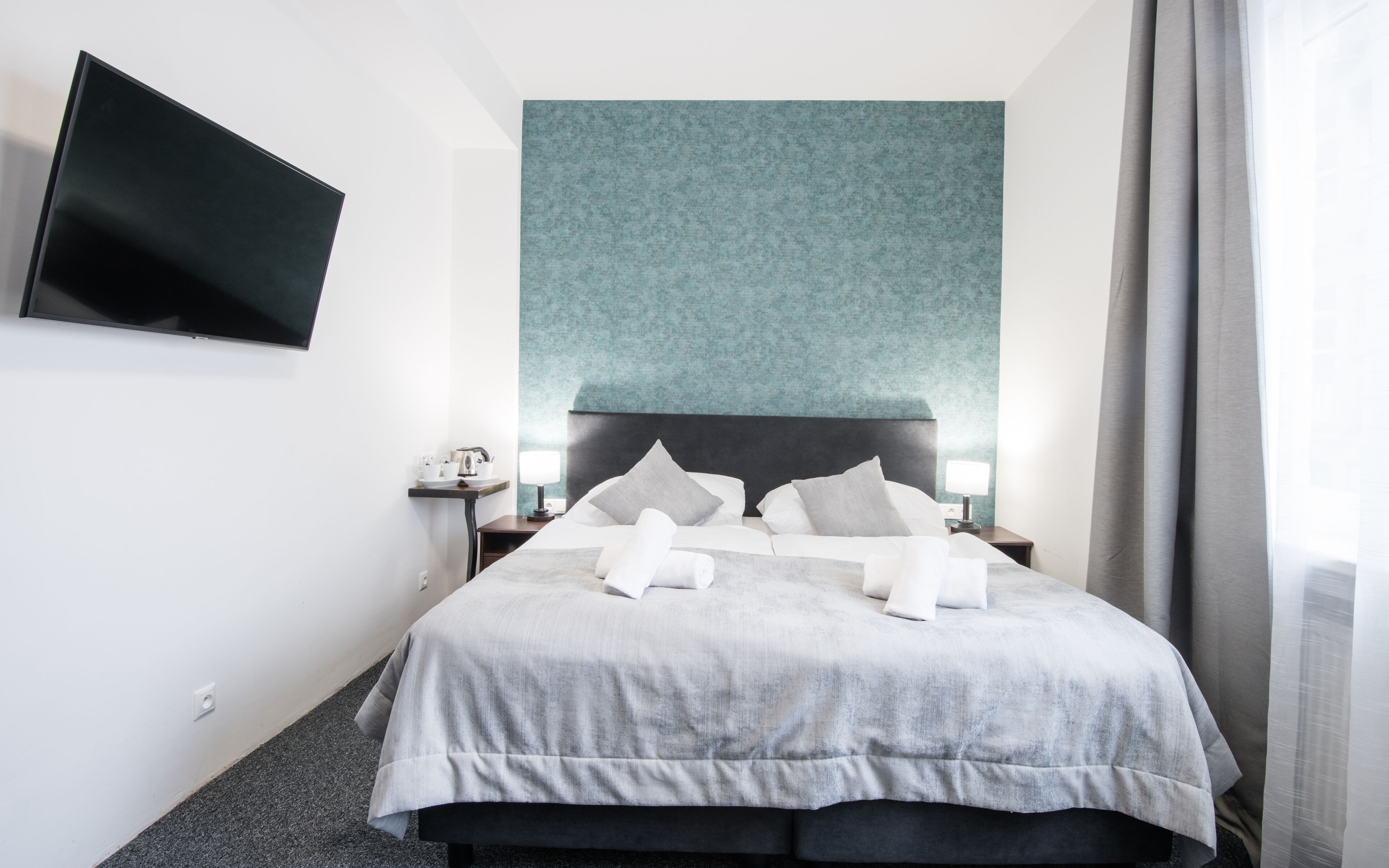 Escrivaninha, espaço de trabalho para notebook, cortinas blackout