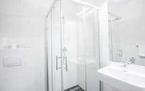تجهيزات دش، مجففات شعر، مناشف، صابون
