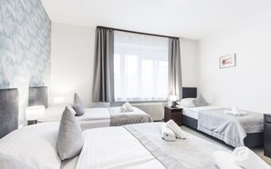 Escritorio, espacio para trabajar con laptop y cortinas blackout