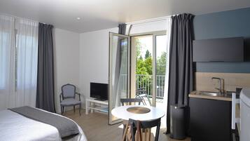 Geluiddichte muren, een strijkplank/strijkijzer, wifi