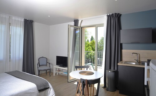 STUDIO TRES LUMINEUX AVEC DU CHARME DANS RÉSIDENCE AU CALME