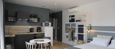 Insonorización, tabla de planchar con plancha y wifi