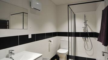 Een douche, een haardroger, toiletpapier