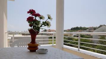 Deluxe Apartment, Garden View | Teres/patio
