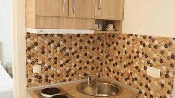 Comfort Apartment, Garden View | Dapur peribadi | Peti sejuk, dapur, alat memasak/pinggan mangkuk/perkakas dapur