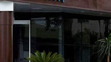 A building with a sign that reads "HotelReal Executive".