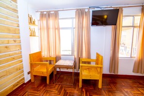Habitación familiar, vistas al jardín | Wifi gratis y ropa de cama