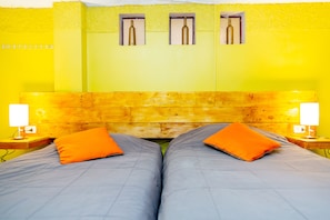 Double Room, 2 Twin Beds, Shared Bathroom | Free WiFi, bed sheets - Sosa House (Independencia)
