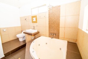 Familienzimmer, Gartenblick | Badezimmer | Handtücher, Seife, Toilettenpapier