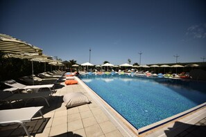 Una piscina al aire libre de temporada