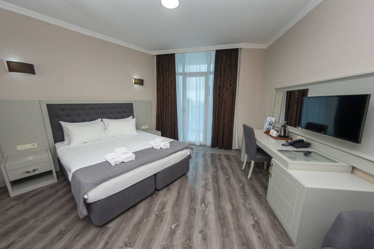 Premium Twin Room, Sea View | Minibar, desk, soundproofing, WiFi (free)
