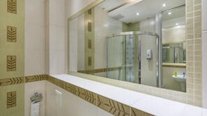 Apartment | Bathroom | Shower, hydromassage showerhead, towels - Maya's Flats & Resorts - Piwna (Gdansk)