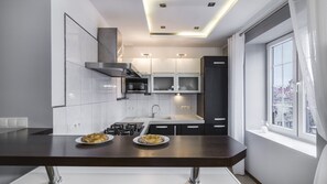 Apartment | Private kitchen | Fridge, microwave, oven, stovetop - Maya's Flats & Resorts - Piwna (Gdansk)