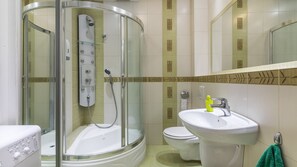 Apartment | Bathroom | Shower, hydromassage showerhead, towels