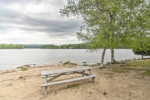 Beach nearby - Newfound Lake Studio: BBQ, Fire Pit & Beach Access (Bristol)