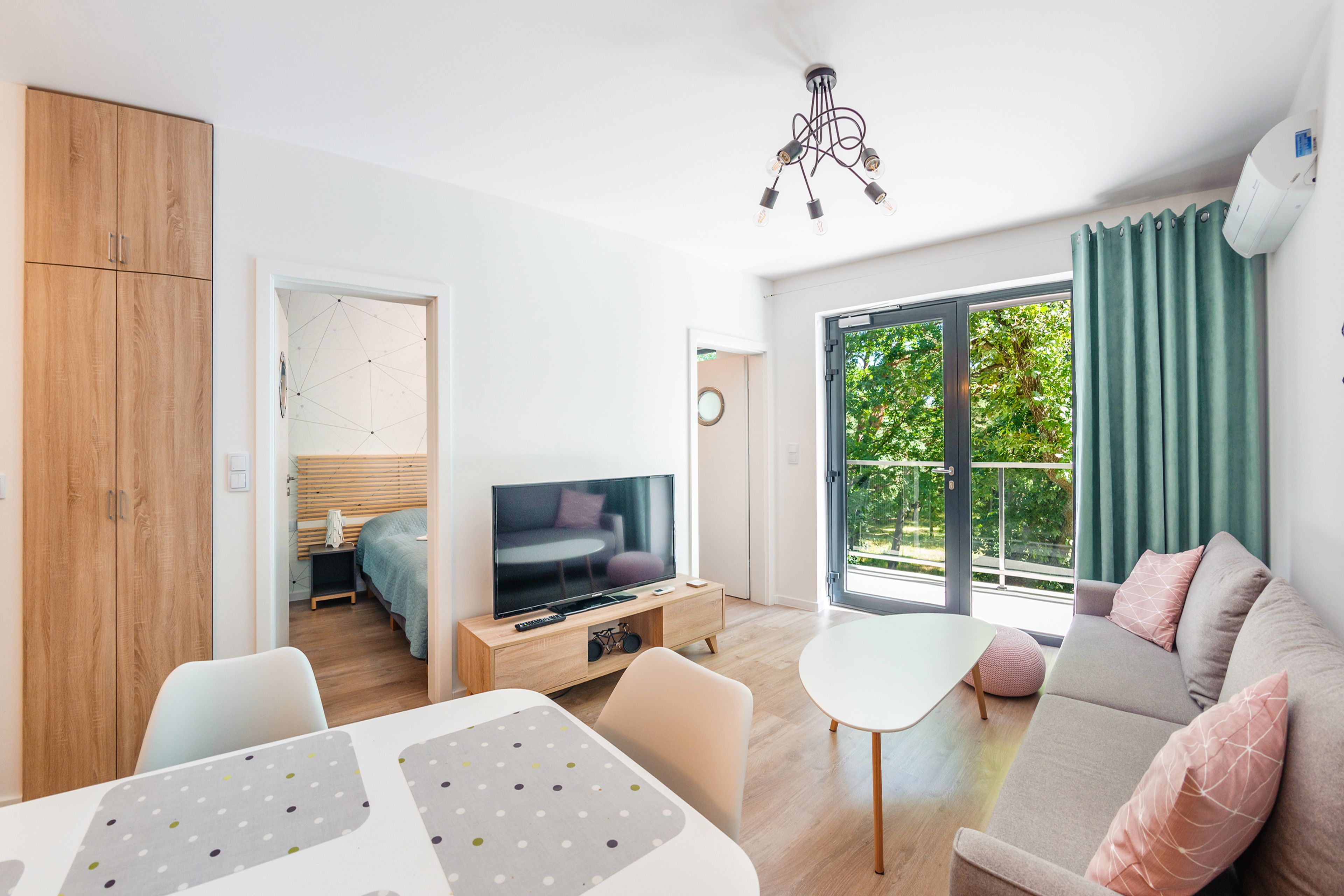 笔记本电脑工作区、免费 WiFi、床单