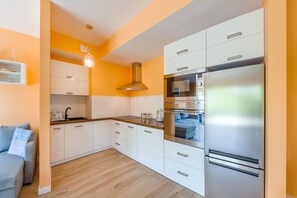 Apartment (73) | Private kitchenette | Fridge, stovetop, cookware/dishes/utensils