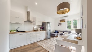Apartment (U 1) | Private kitchenette | Fridge, stovetop, cookware/dishes/utensils - Apartamenty Sun & Snow Dwie Sosny (Ustronie Morskie)