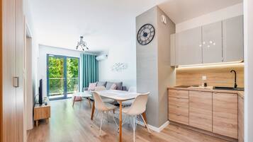 Refrigerador, parrilla de estufa y utensilios de cocina